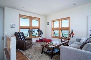 Fireplace, books - Summer Lake Lookout cabin in the Oregon Outback (Summer Lake)