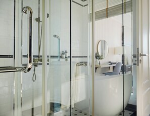 Haartrockner, Bidet, Handtücher, Seife