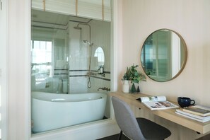 Sèche-cheveux, bidet, serviettes fournies, savon