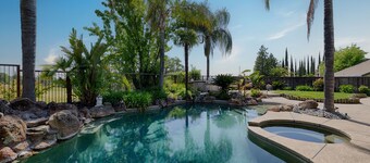 Spacious 5-bedroom tropical paradise home private pool/spa 1 level 3000 sqft