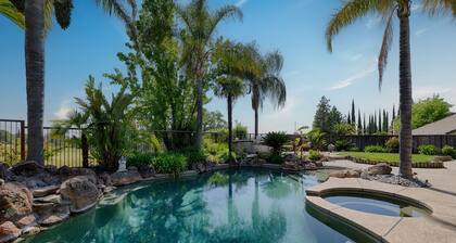 Spacious 5-bedroom tropical paradise home private pool/spa 1 level 3000 sqft