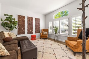 Smart TV, fireplace, stereo