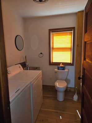 Towels, soap, toilet paper - The Windmill on Slough Rd. 2 bedroom 1.5 bath on quiet dead end road. (Gratiot)