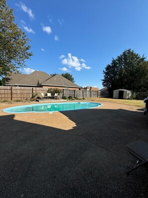 Outdoor pool - Warmth & Charming, Cozy 4BR Brick Home with Private Pool in Olive Branch (Olive Branch)