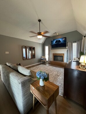 Smart TV, fireplace - Warmth & Charming, Cozy 4BR Brick Home with Private Pool in Olive Branch (Olive Branch)