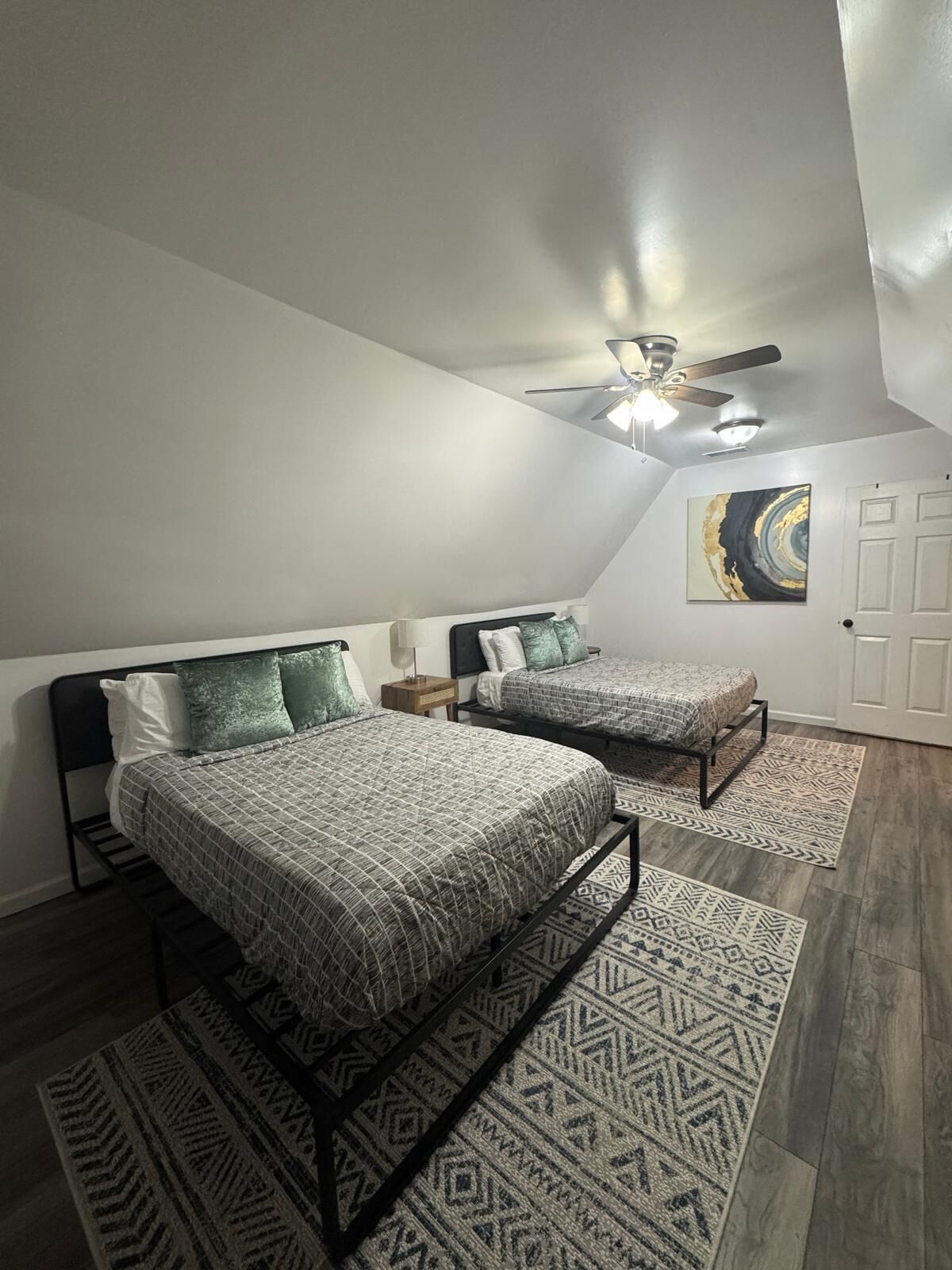 4 habitaciones, caja de seguridad en la habitación y escritorio 