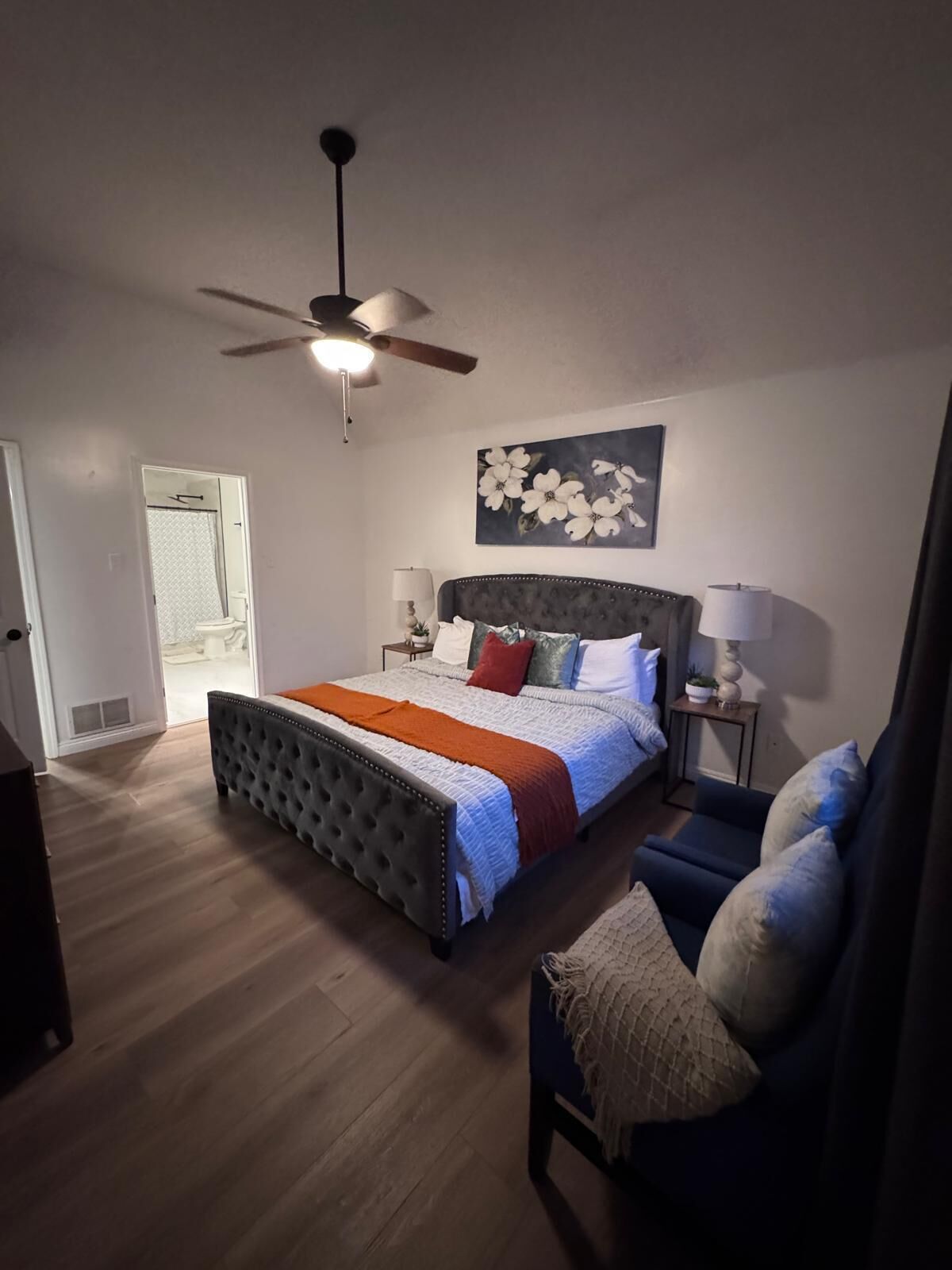 4 slaapkamers, een kluis op de kamer, een bureau