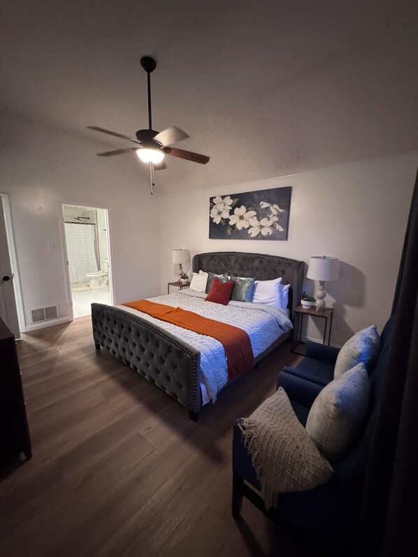 4 chambres, coffres-forts dans les chambres, bureau