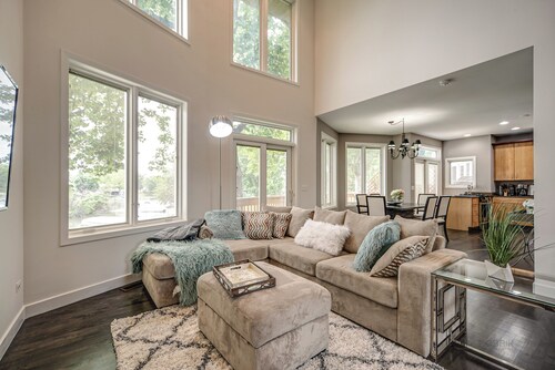 Spacious 4-bedroom Lake house with fitness room, sauna, optional pontoon boat