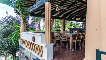 Deluxe Room, Lake View | Shared kitchen