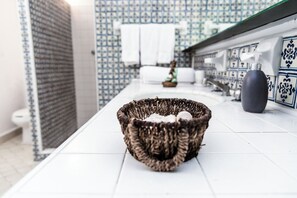 Iron/ironing board, free WiFi - ANANA Rancho San Rafael Master Bedroom (Ajijic)