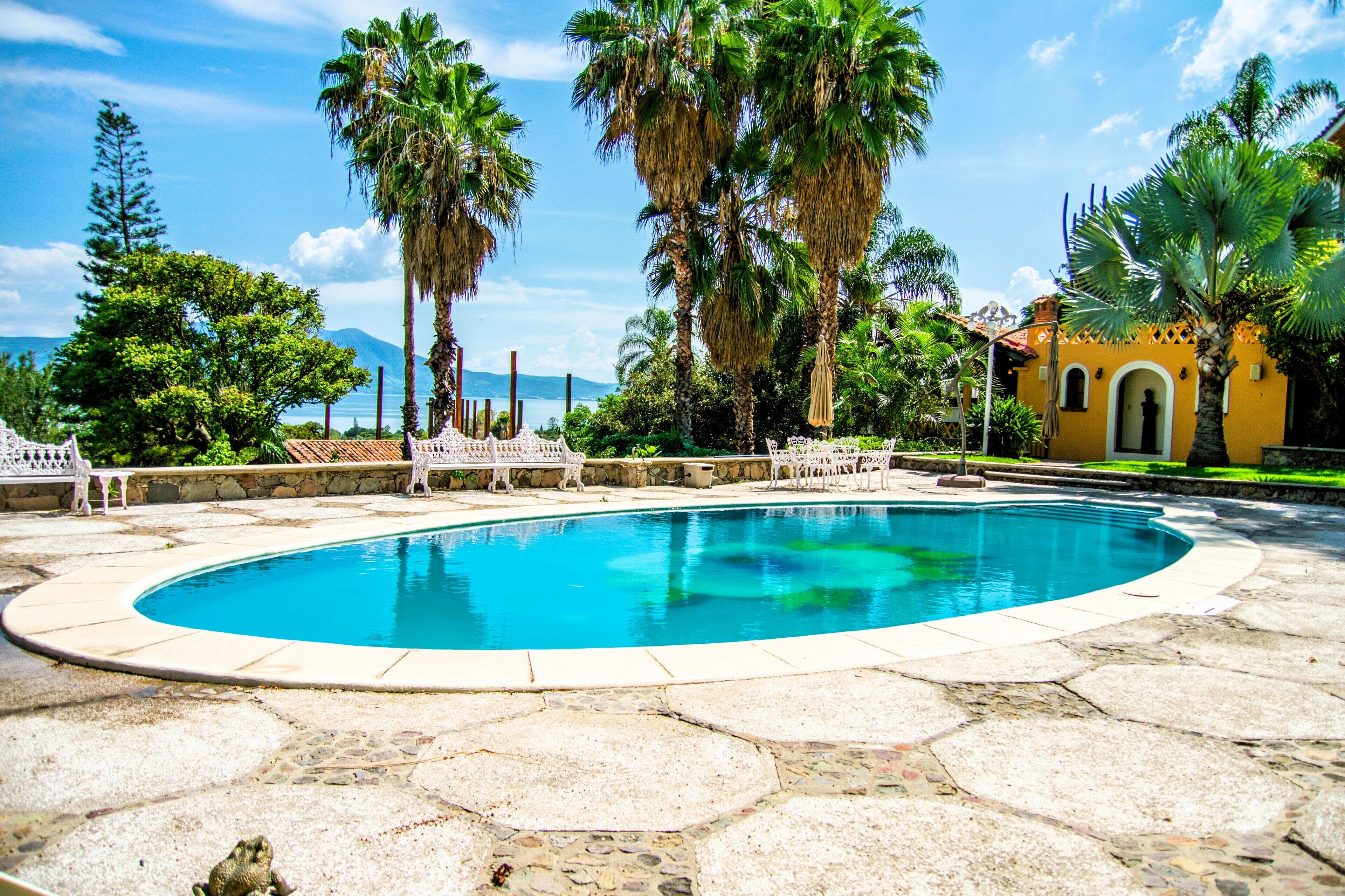 Una piscina al aire libre
