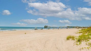 Plage à proximité, chaises longues, serviettes de plage