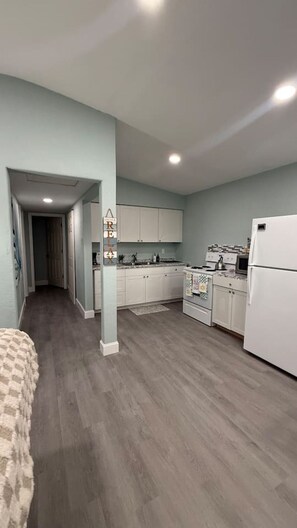 ثلاجة، ميكروويف، فرن، موقد طهي مسطح