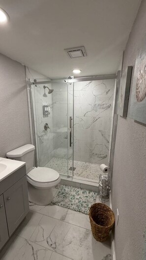 Douche, séchoir à cheveux, serviettes fournies, savon