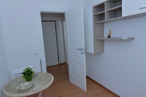 City appartement, uitzicht op bergen | Woonruimte | Een 42-inch flatscreentelevisie met digitale zenders