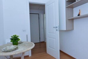 시티 아파트, 산 전망 | 거실 공간 | 디지털 채널 시청이 가능한 42인치 평면 TV