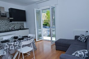 시티 아파트, 산 전망 | 거실 공간 | 디지털 채널 시청이 가능한 42인치 평면 TV