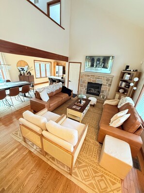 Smart TV, chimenea, libros y biblioteca musical