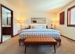 4 bedrooms, desk, iron/ironing board, travel crib - Country Club Life | Resort Amenities | Pool+Lake (Tobyhanna)