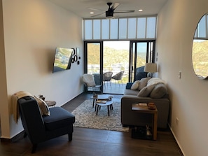 Smart-TV, Bücher, Stereoanlage