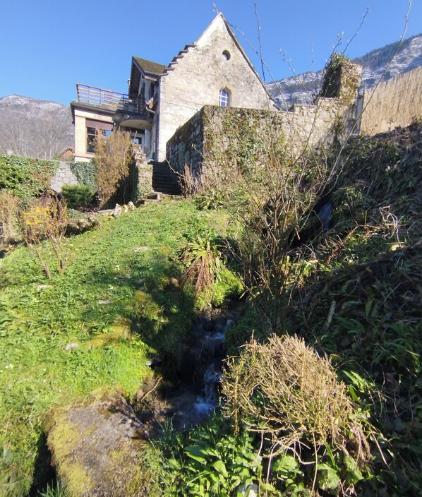 Property grounds - Bohemian holiday home with lake view (Aiguebelette-le-Lac)