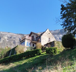 Exterior - Bohemian holiday home with lake view (Aiguebelette-le-Lac)