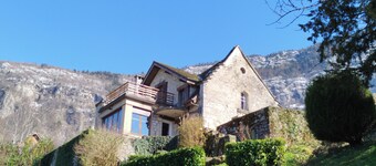 Bohemian holiday home with lake view