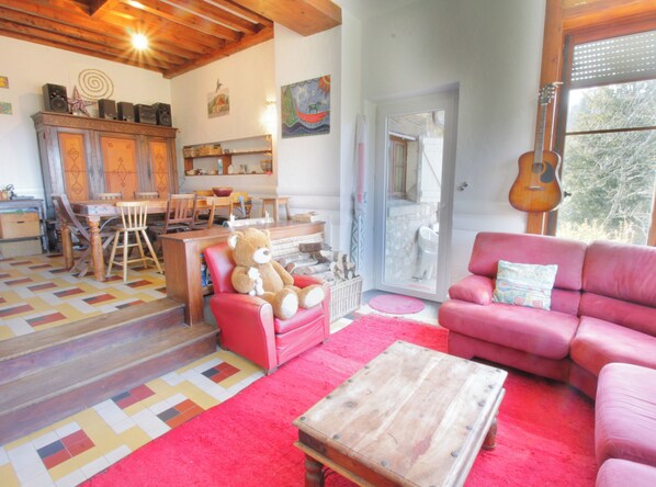 Een open haard, boeken en een stereo