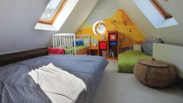 4 bedrooms, iron/ironing board, WiFi