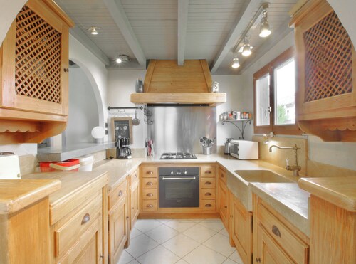 Le petit belvédère: chalet avec piscine & vue lac