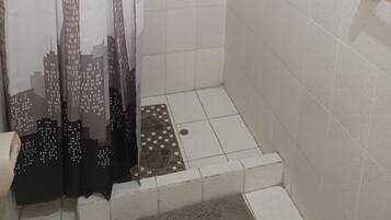 Een douche, handdoeken, toiletpapier