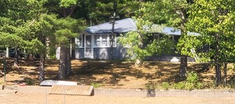 Sleep 6, Lakeview Cottage with private beach, boat dock & spectacular views.
