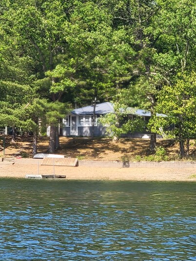 Sleep 6, Lakeview Cottage with private beach, boat dock & spectacular views.