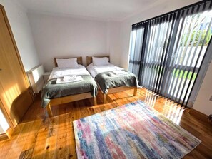 3 bedrooms, desk, iron/ironing board, free WiFi