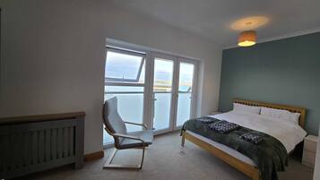 3 bedrooms, desk, iron/ironing board, free WiFi