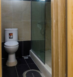 Douche, serviettes fournies, savon, papier toilette