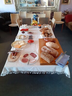 Desayuno buffet (DKK 65 por persona) 