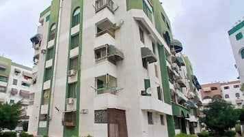 Apartment, 2 Bedrooms, Smoking, Balcony | Bahagian luar