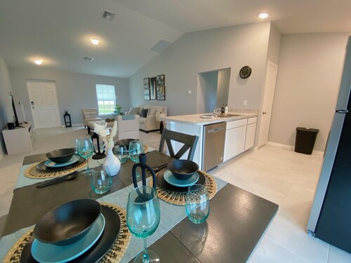 Relax and Recharge in Beautiful and comfortable cozy Cape Coral home!