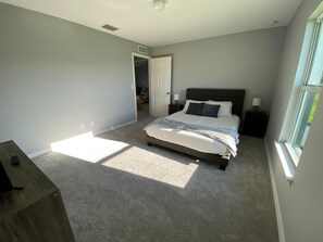 3 habitaciones, tabla de planchar con plancha, wifi y ropa de cama 