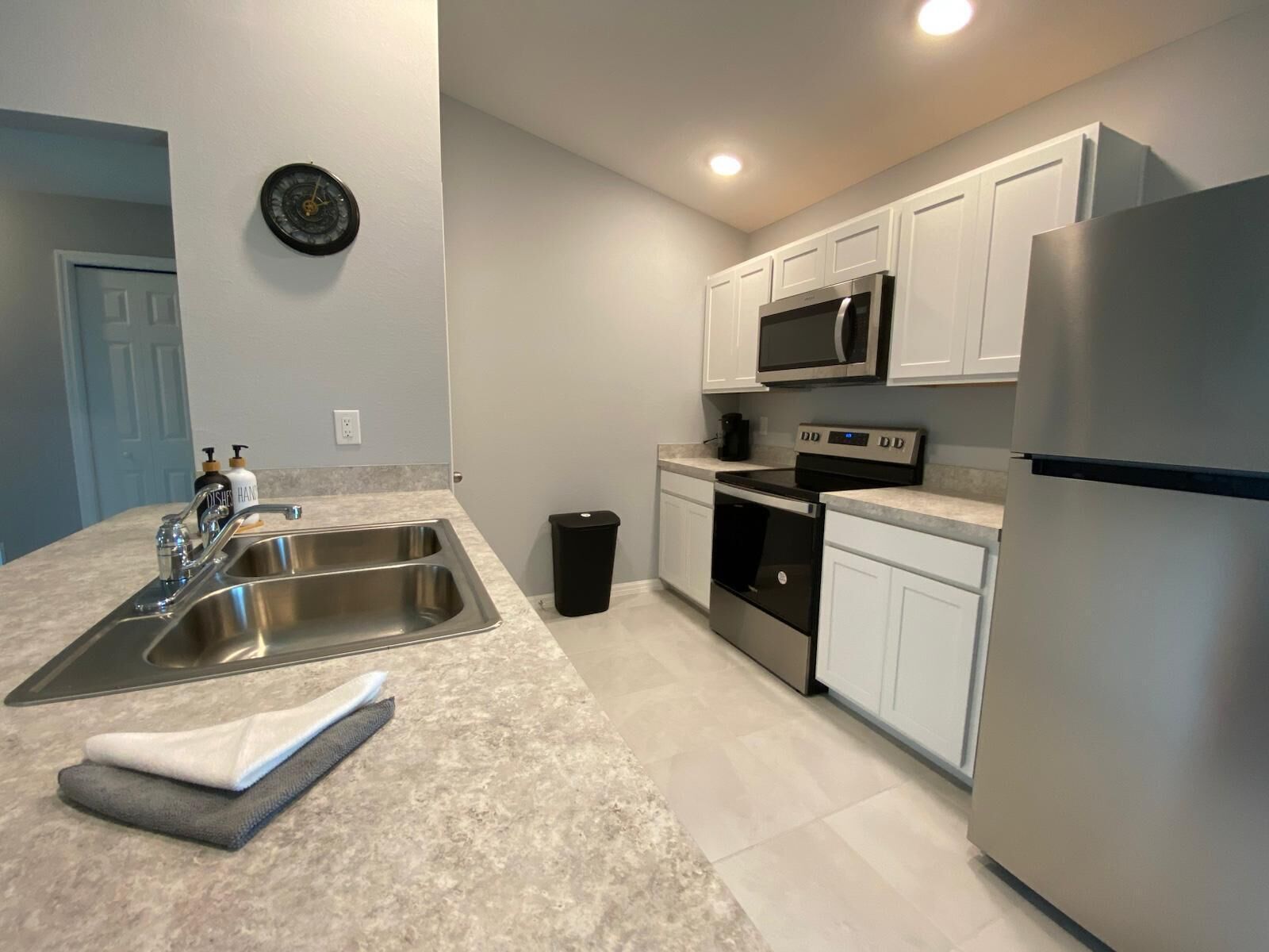 冷蔵庫、電子レンジ、オーブン、コンロ