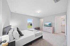 3 bedrooms, desk, iron/ironing board, free WiFi
