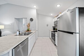 Frigorífico, microondas, horno y placa de cocina