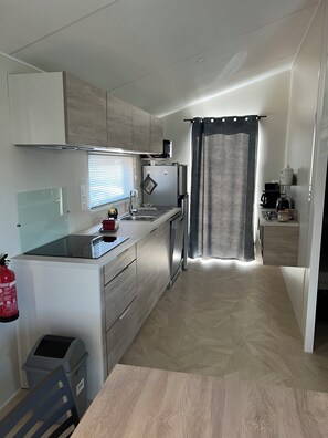 Kylskåp, mikrovågsugn, spishäll och diskmaskin