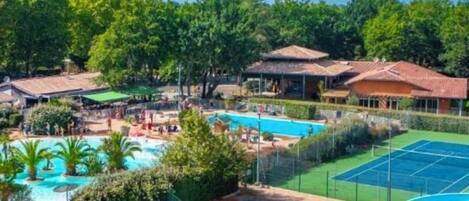 Una piscina al aire libre, una piscina climatizada