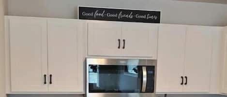 Micro-ondes, four, plaque de cuisson, lave-vaisselle