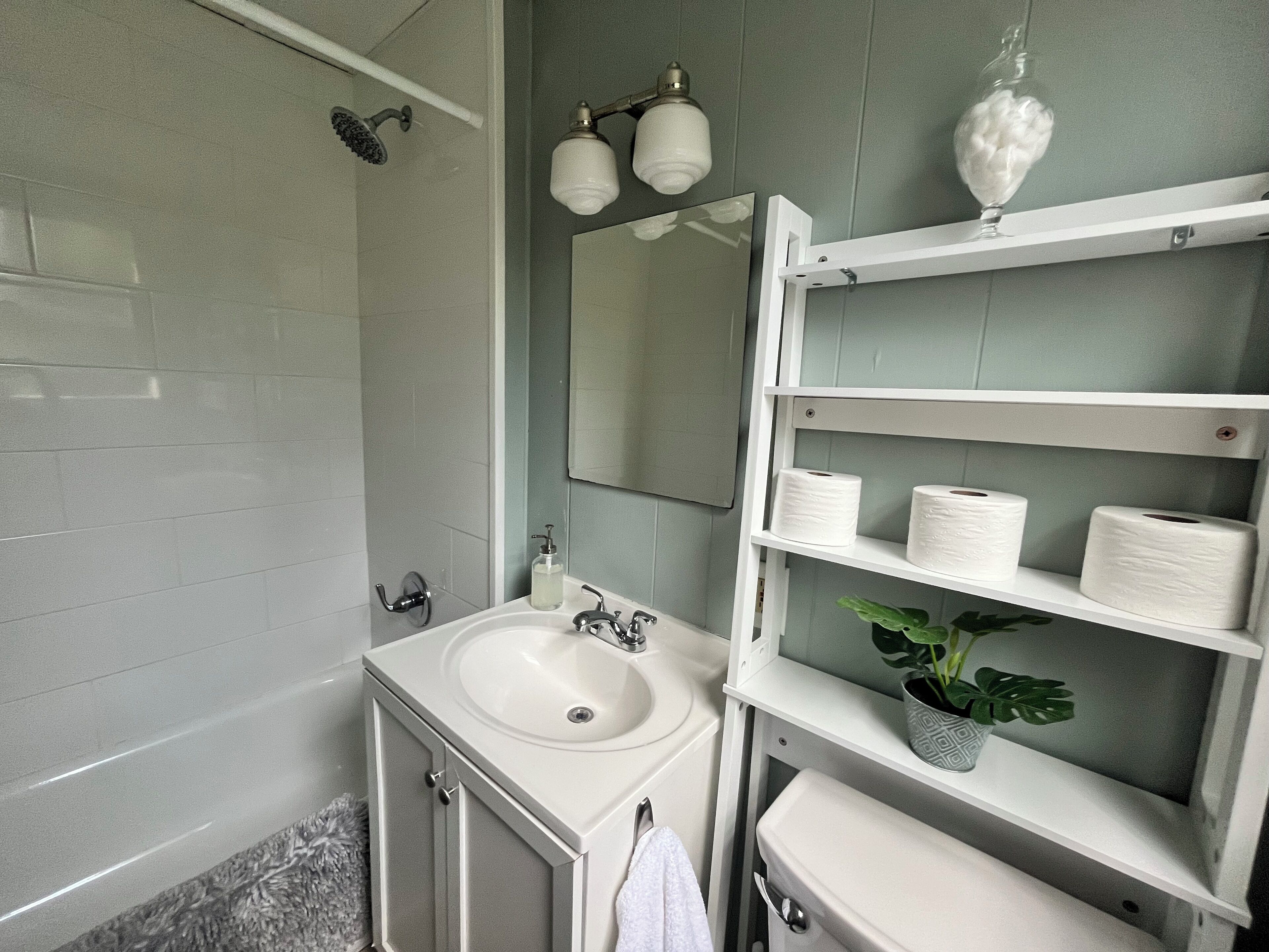 Hiustenkuivaaja, pyyhkeet, saippua, vessapaperi