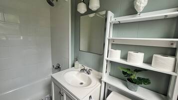 Hiustenkuivaaja, pyyhkeet, saippua, vessapaperi