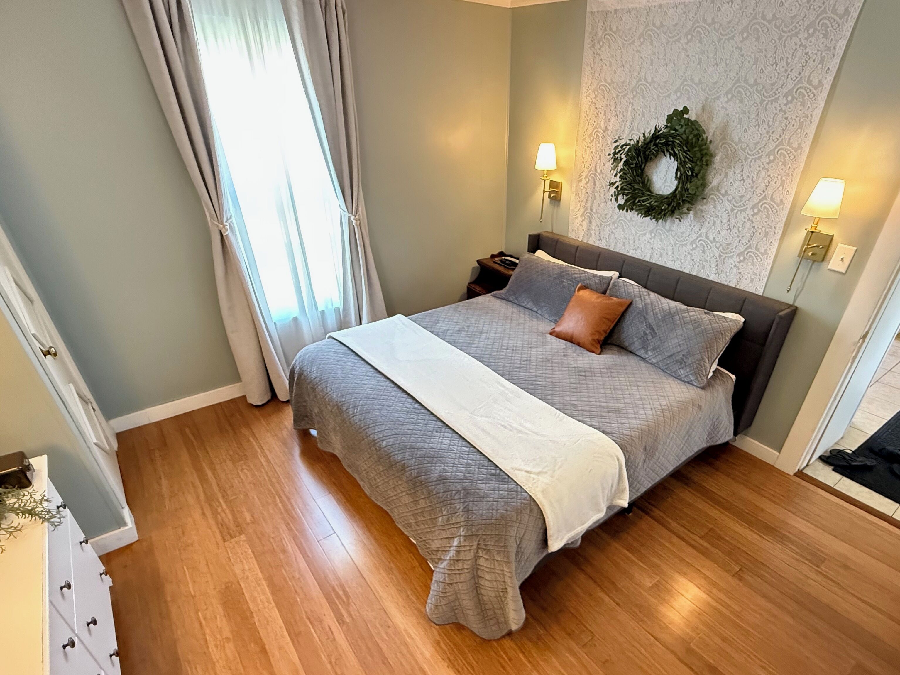1 habitación, tabla de planchar con plancha, cuna de viaje y wifi 